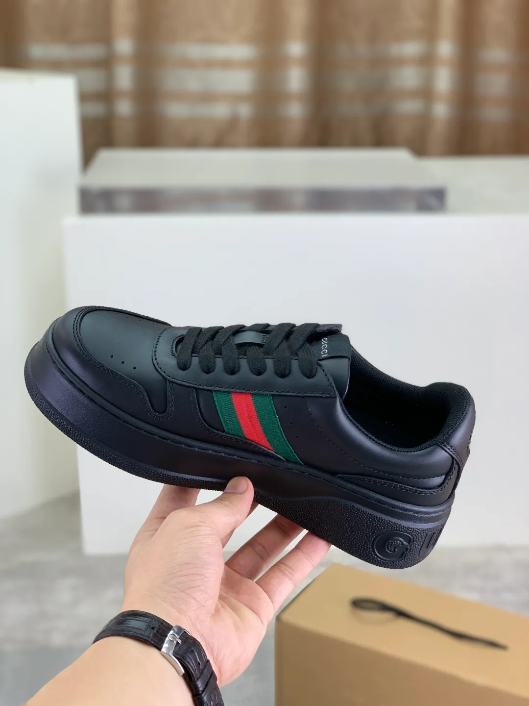 Men's shoes 💰P600 new GUCCI high version 🆕New series, 👫couple biscuit shoes, thick-soled sneakers, these are really comfortable, super light, comfortable and versatile, 👍a must-have item, this item is full of fun retro flavor. G’s new series continues to seek inspiration from daily life in other eras and incorporates the essence of current design to create refreshing designs. This sneaker is made of GG printed canvas and decorated with the classic double G monogram pattern, highlighting the profound connotation of the brand logo. GG printed embossed leather, glossy leather details, 5cm taller, instantly enhances your aura when worn! (With a complete set of packaging bags) Airplane box Size: 35-45